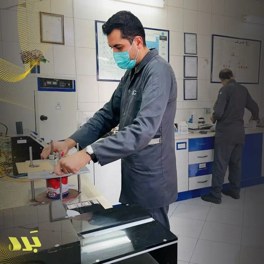 آزمایش کیفیت لاک و چاپ کارخانه قوطی سازی ارمغان گلبهار - لاک داخلی قوطی مناسب برای رب، کنسرو و نوشیدنی | ارمغان گلبهار